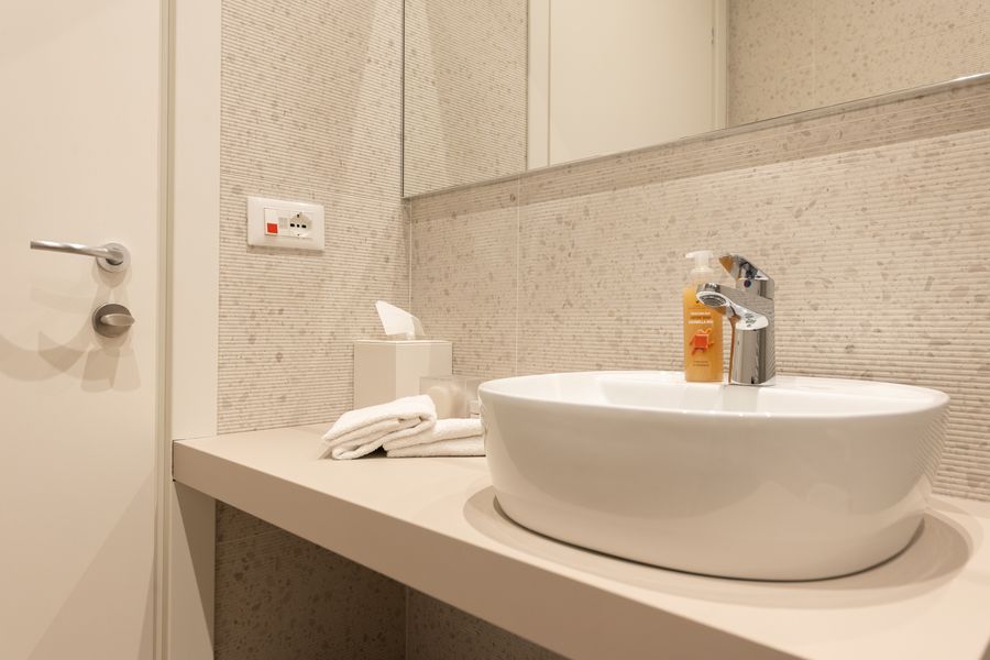Bagno moderno con lavabo tondo