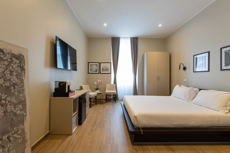 Room con letto su pedana