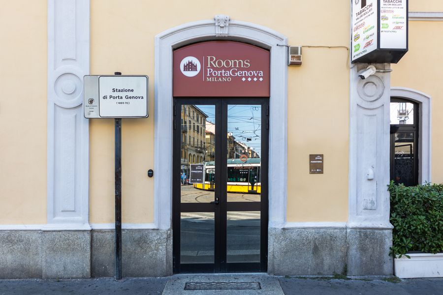 Rooms entrance on Piazzale Porta Genova
