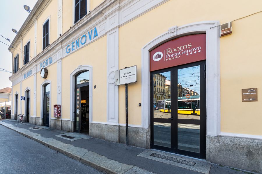 La stazione di Porta Genova con l'insegna di Rooms